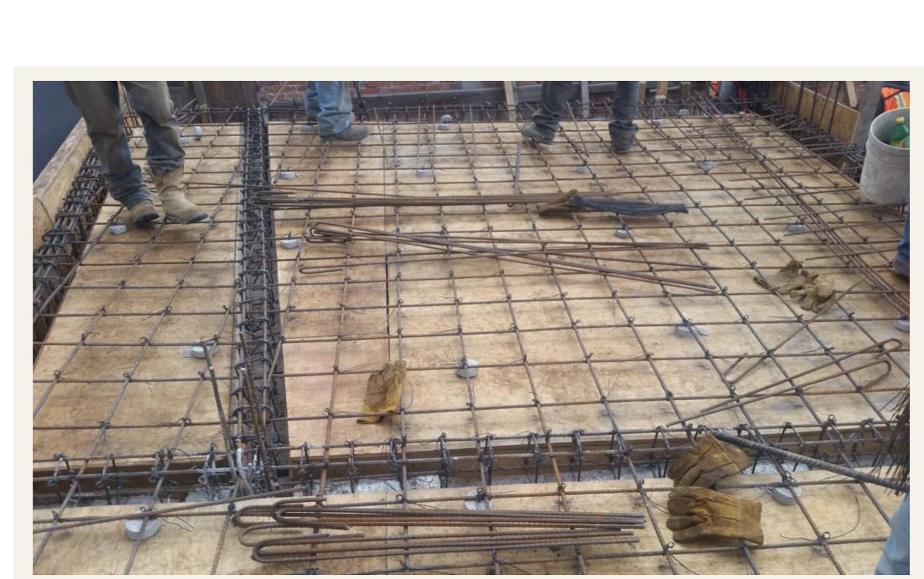 Tatsächliches CONAVI-Foto vorbereiteten Bewehrungsstahls für eine Betondecke.