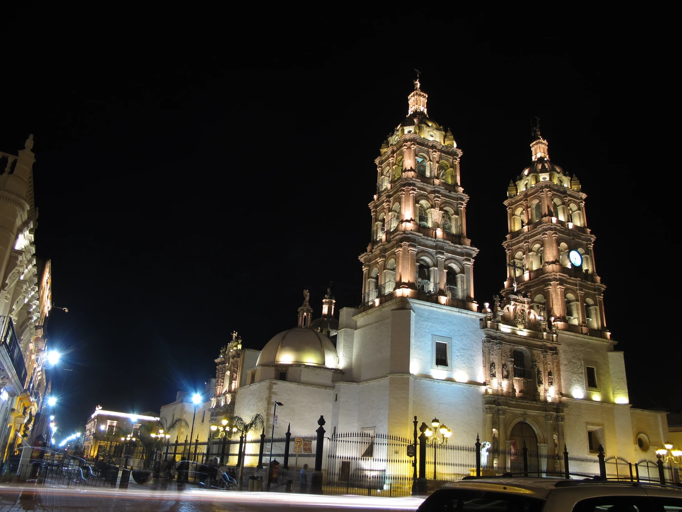 Nachtfoto der beleuchteten Kathedralbasilika von Durango und ihres Platzes.
